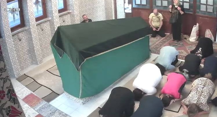 Kabirlere Karşı Namaz Kılmak Asla Caiz Değildir. 