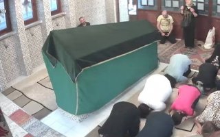 Kabirlere Karşı Namaz Kılmak Asla Caiz Değildir. 